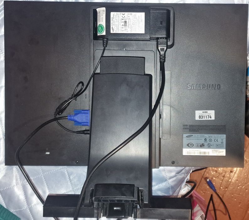 Продавам 22 инчов монитор Samsung SyncMaster SA450