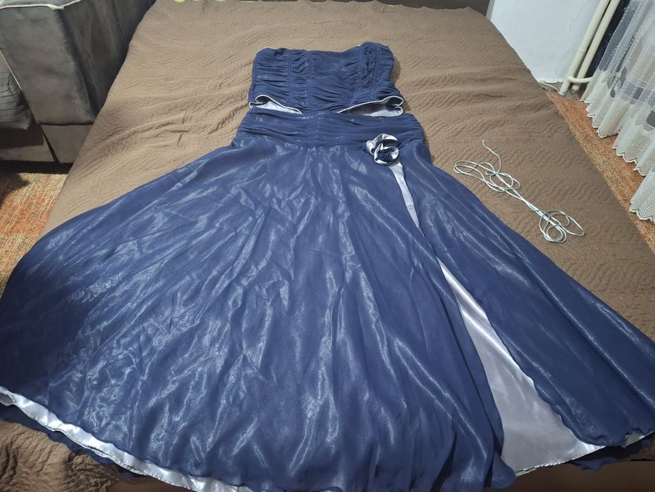 Тъмно синя бална рокля