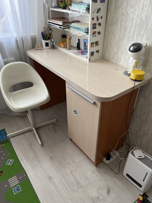 Продам стол писменый бежевый
