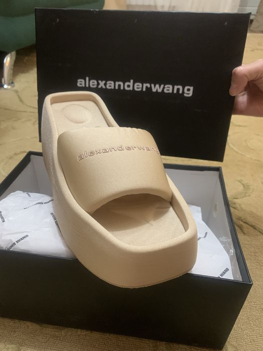 Продам срочно новые