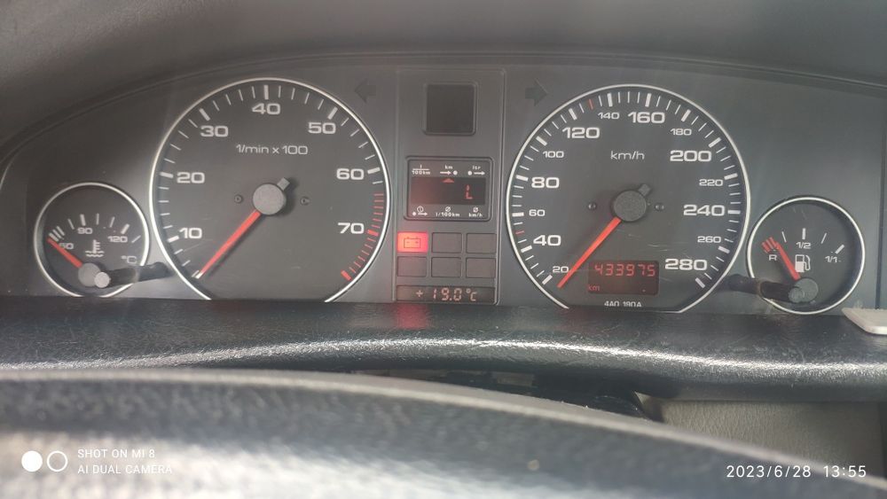 Продам автомобиль АУДИ а6с4