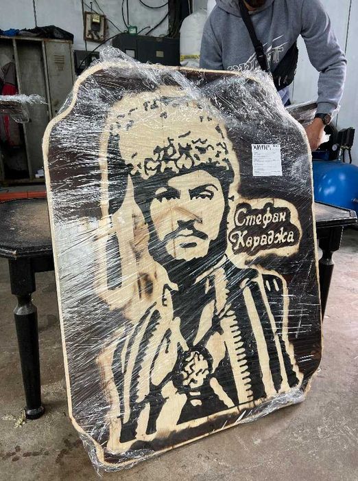 Патриотични дървени табели.