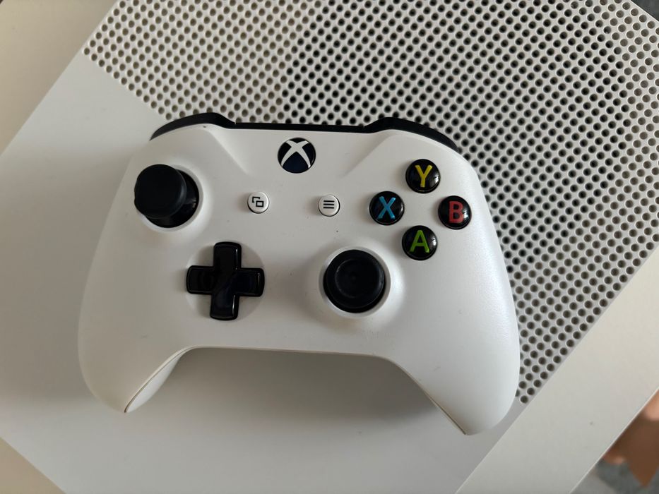 Vând Consolă Xbox one cu maneta