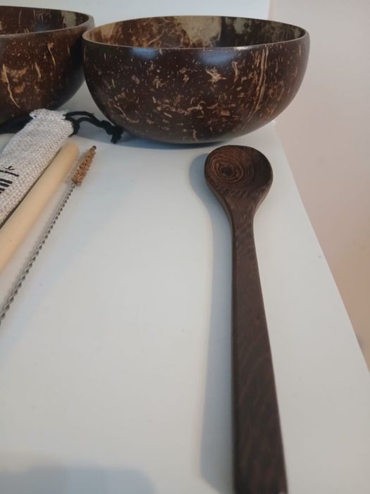 Set de două boluri,din nuci de cocos,nou.