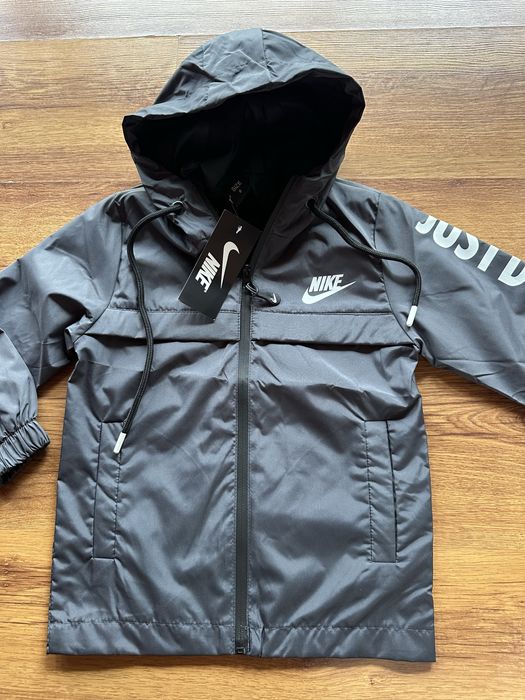 Детска сива ветровка Nike НЕПРОМОКАЕМА с надпис на ръкава