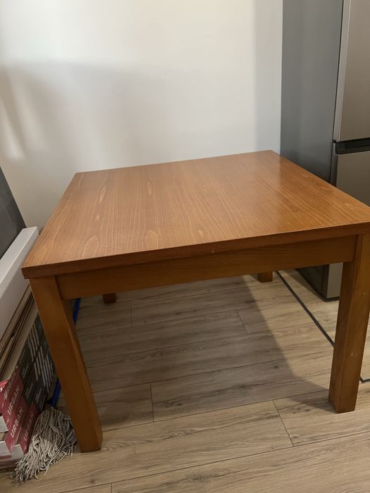 Продавам трапезна маса 100/100см в  изключително добро състояние