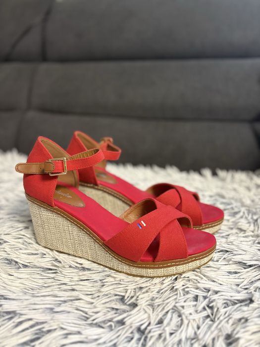 Sandale rosii cu platforma
