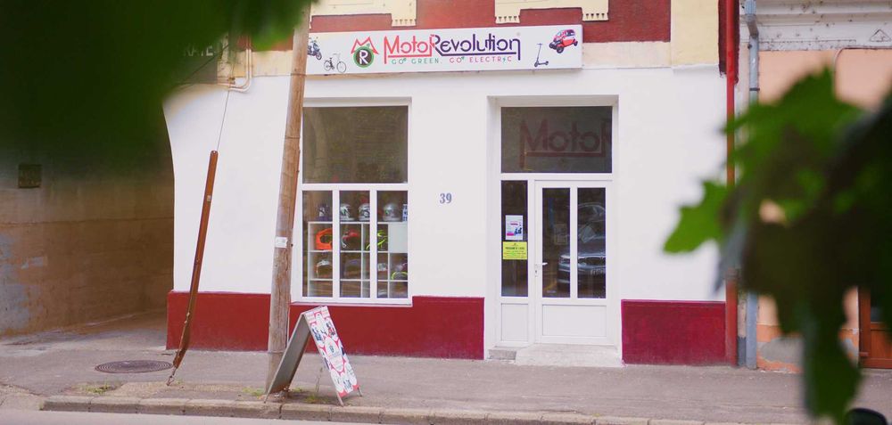 Inchiriez spatiu cu vad, central, acces parcare, magazin si birouri