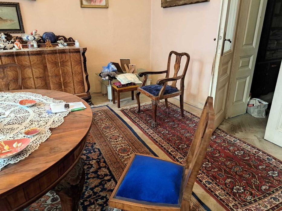Vand mobilier din secolul 20.