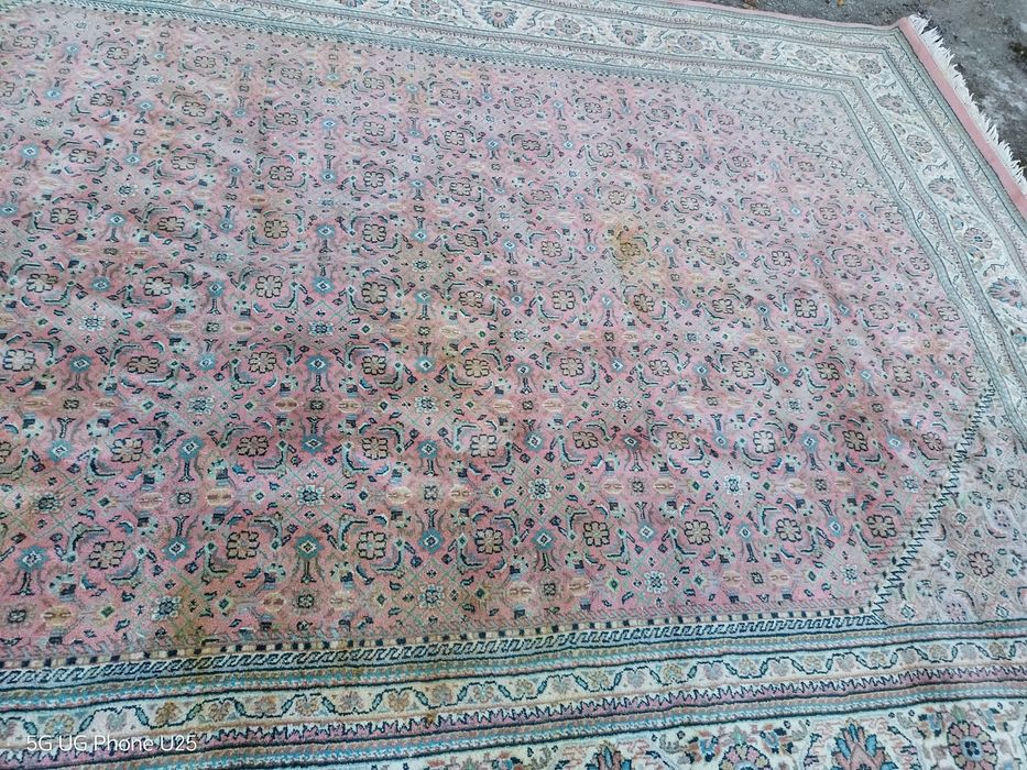 Ръчно тъкан уникален килим