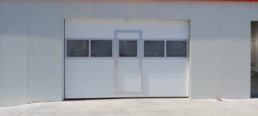 Usa de garaj sectionala izolata 2500L/2000H + automatizare cu 2 telec.