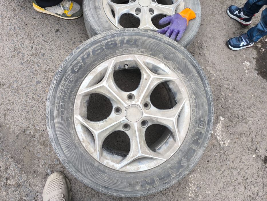 Продам автошины комплект с дисками 195/65/15