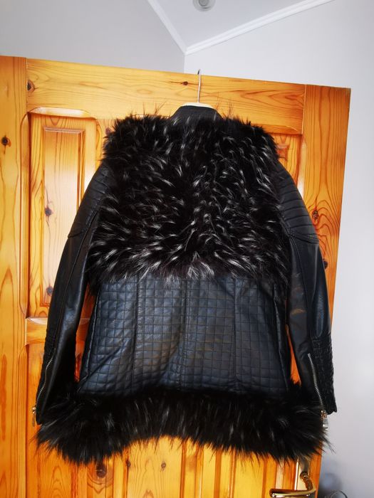 Кожен елек с пухкав косъм