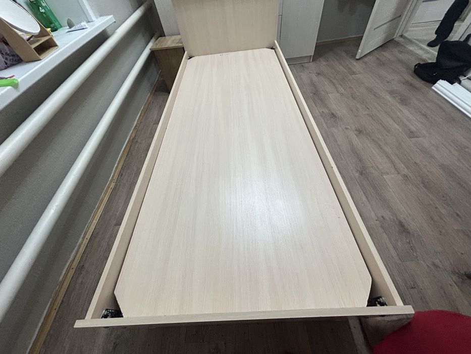 продается кровать без матраса