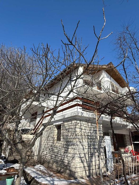 Вилна сграда и магазин за строителни материали