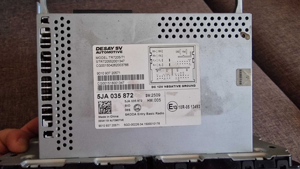 Vând Radio casetofon original_ Skoda Rapid