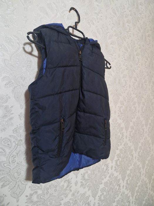 vesta cu glugă impecabila