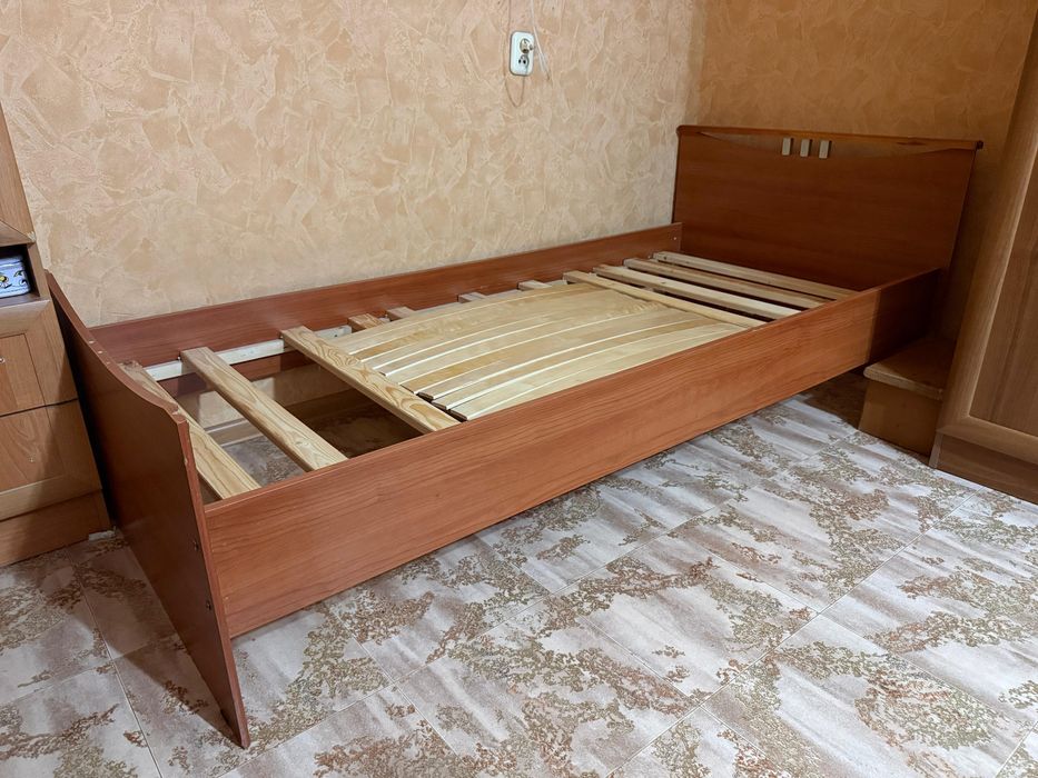 Отдам кровать с матрасом