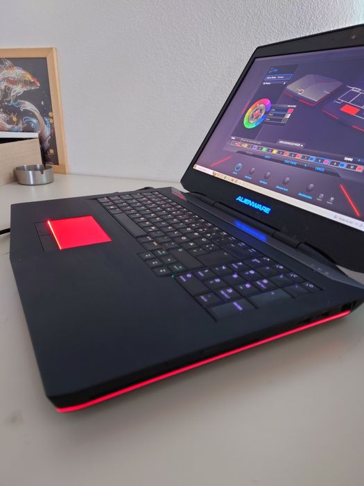 Alienware Gaming laptop• Placă video 8Gb• 32gb ram• i7 procesor• Alienware 17