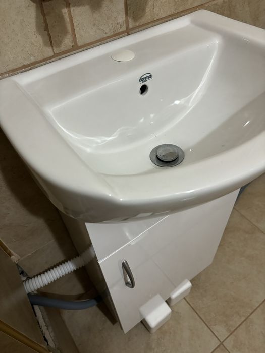 Малка мивка със шкаф и огледало за баня нова е сложих я сега но ми е м