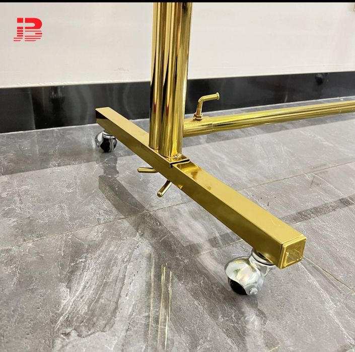 Вешалка для одежды с роликами.