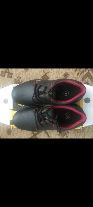 Нови работни обувки с метална пластина