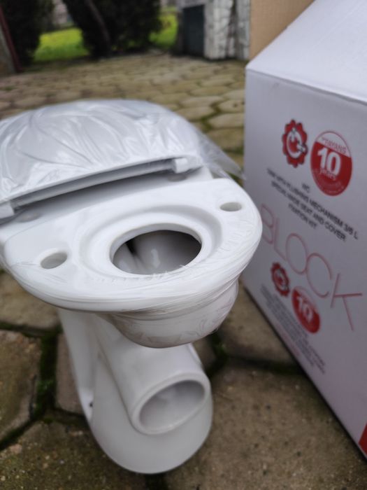 Нова тоалетна чиния с капак