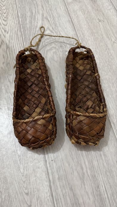 лапти плетенные.