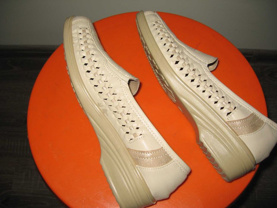 Продавам дамски пролетни обувки бежов цвят - номер 38