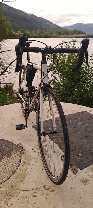 Bicicleta semi-cursiera Felt