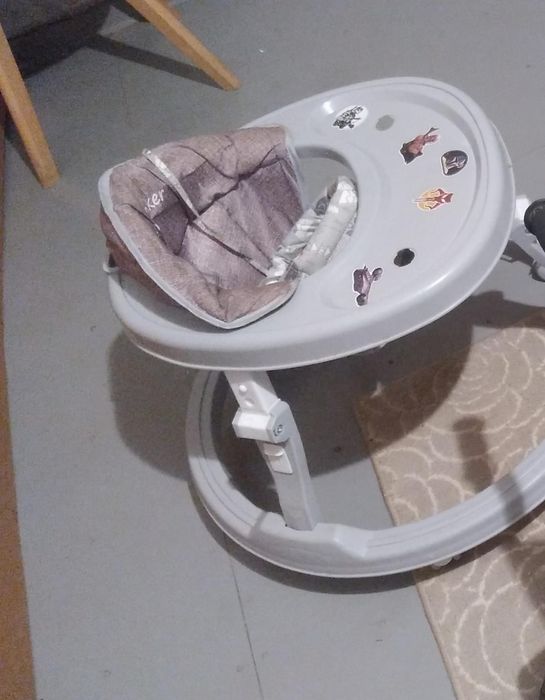 Ходунки б . У 6 месяцев