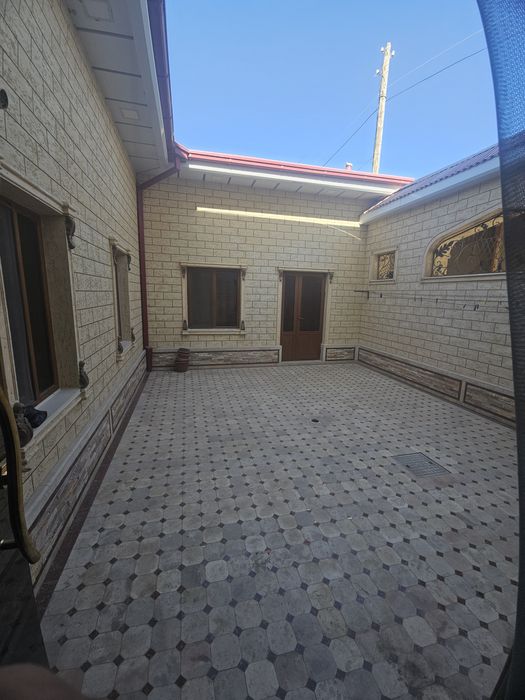 2-qavatli kotej pasti yashash,tepasida ofis va salonlar arenda beradi