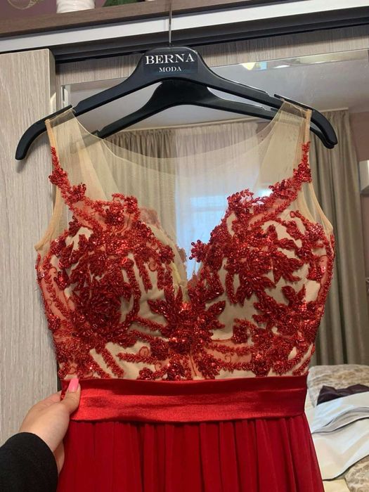 Официална червена рокля за бал или официален повод