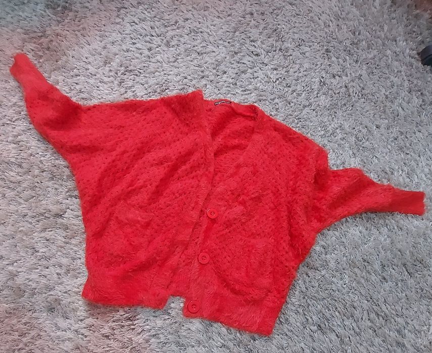 Pulover rosu pufos cu nasturi mas.M