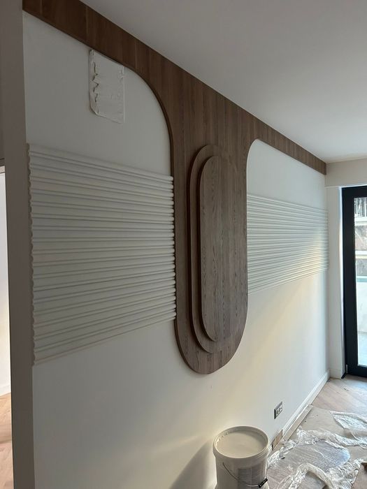 Amenajări decorațiuni interioare premium cu baghete si riflaje de lemn