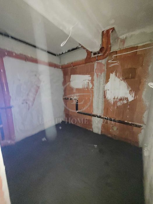 Реф. 2725 Тристаен Просторен Апартамент с Двор