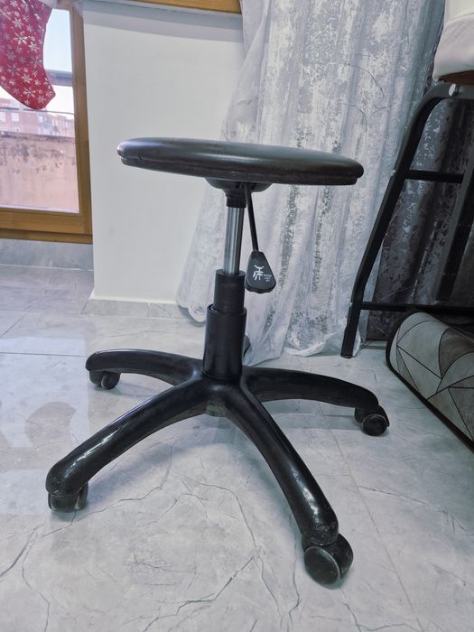 Стул для мастеров без спинки