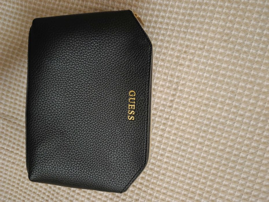 Нов несесер Guess