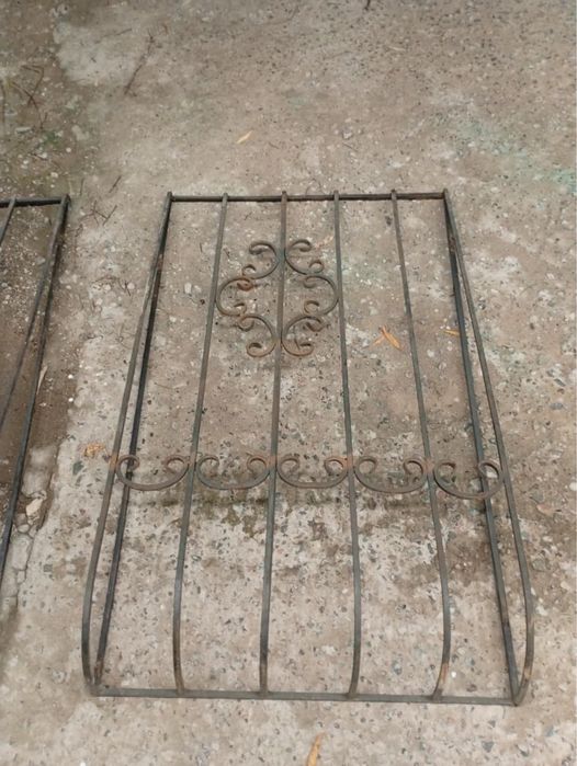 Продам две решетки на окна