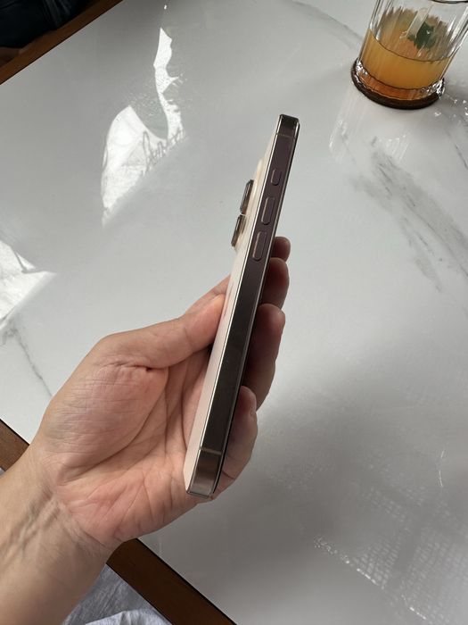 Iphone 16 pro desert titanium