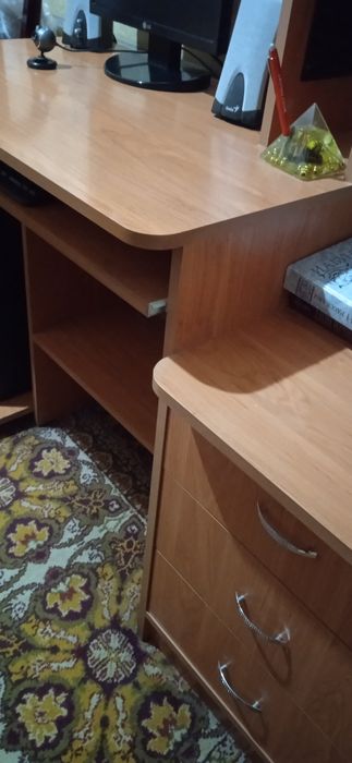 Письменный стол универсальный:с 3рабочими поверхностями,втч клавиатуры