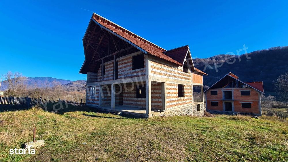 Casă de vânzare în comuna Corbeni, sat Oestii Ungureni, județ Argeș.