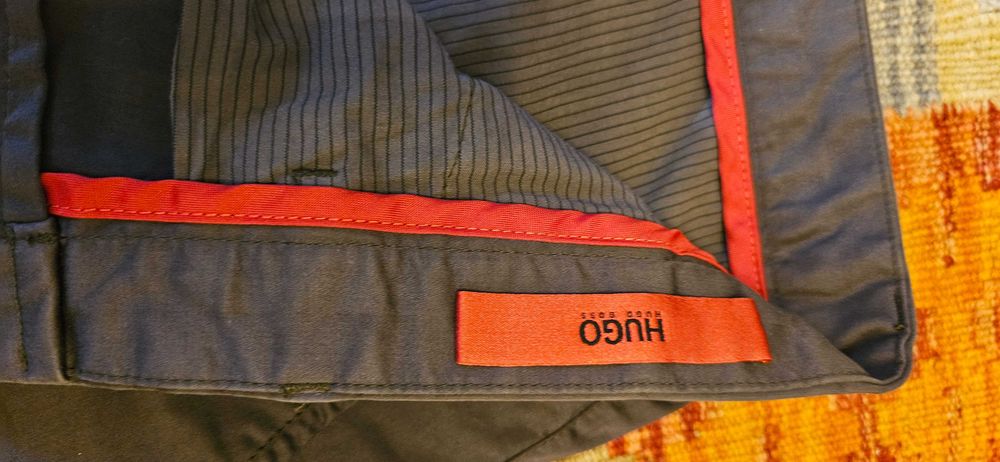 Pantaloni Hugo Boss - masura 48 / 32