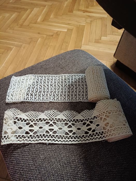 Дантела плетена на една кука.Едната е 2м ,а другата е 2.20м.