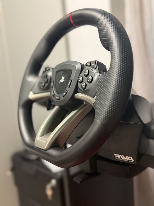 Volan gaming Hori, compatibil cu Playstation 4/5 și PC