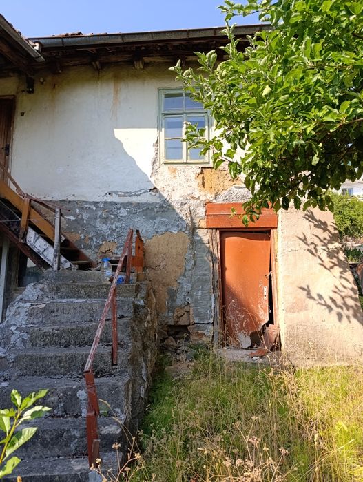 Къща с двор в с.Кътина