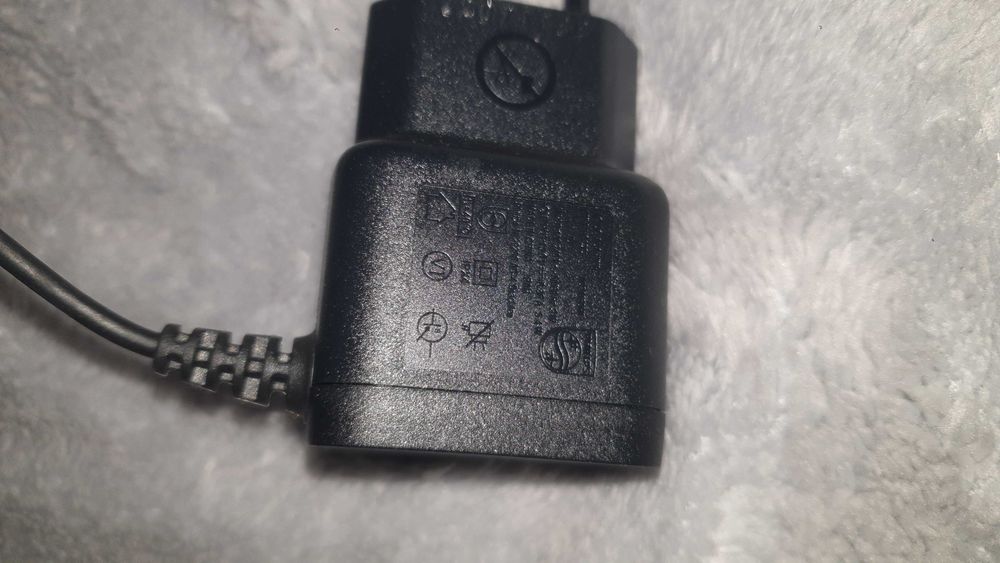 2 бр. Адаптори: 220V  към 12V и 220V към 15V