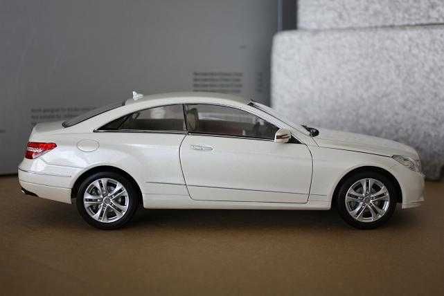 1:18 Mercedes-Benz E-Class Coupe diamond white.