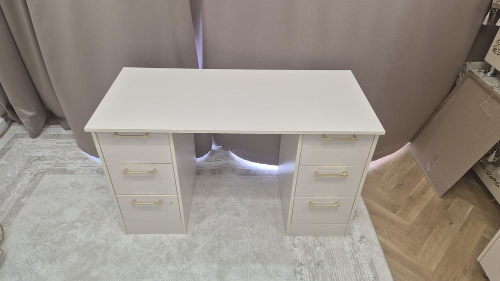 Продам стол в бежовом цвете