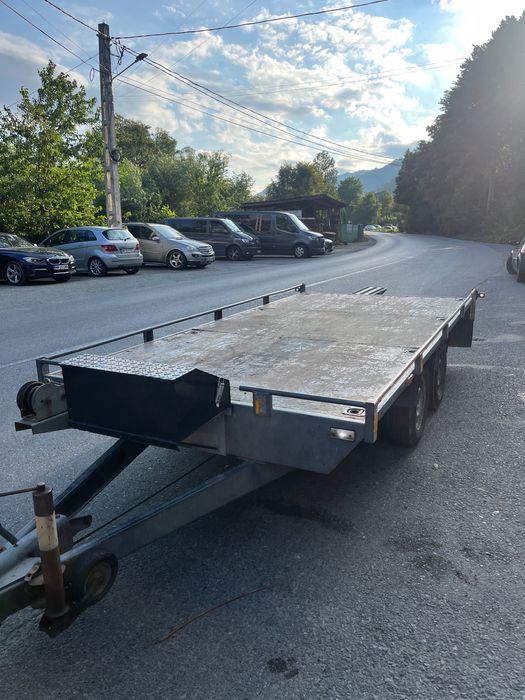 Vand platformă auto